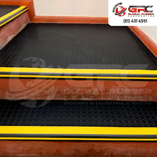 Productos elaborados con caucho natural NR y SBR, con cargas reforzantes, antioxidantes, antiozonantes y acelerantes, que le brindan excelentes propiedades antidesgaste y buena dureza.