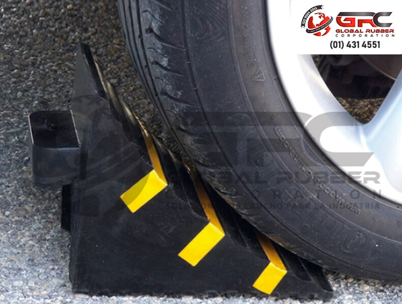 Nuestros tacos o cuñas de ruedas están elaborados con caucho SBR y caucho reciclado; estos son imprescindibles para cualquier entorno de muelle de carga.