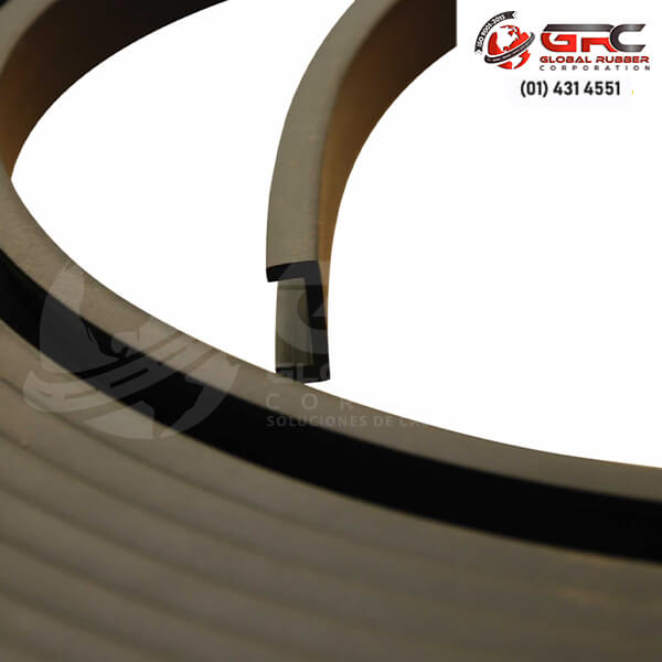 Nuestros perfiles para abrazaderas son elaborados a base de caucho natural de primer uso o nitrilo , contamos con gran variedad de modelos y medidas . Son utilizados para el aislamiento de flejes de acero, zunchos y abrazaderas.